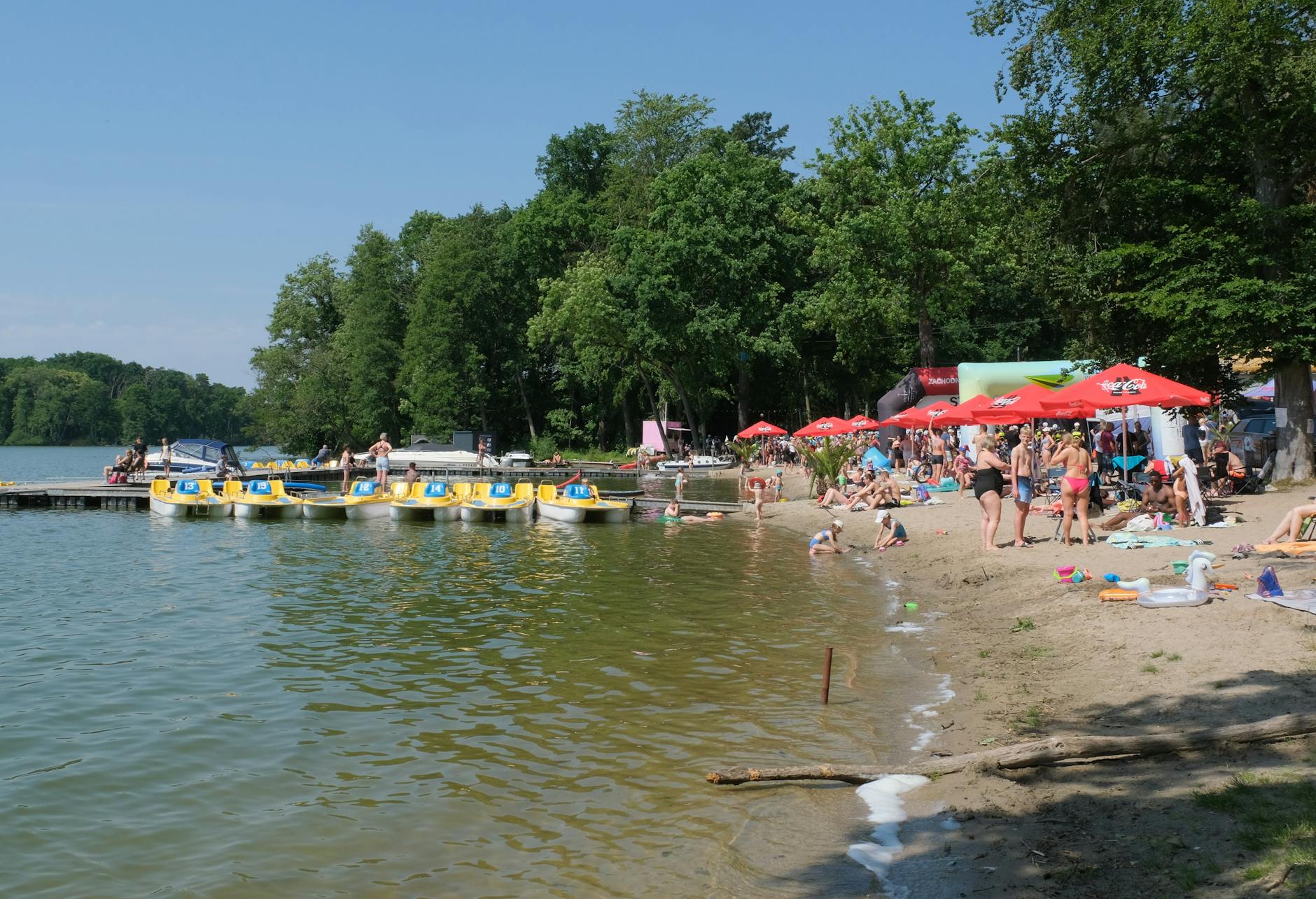 Mieszkańcy Białogardu świętujący majówkę na Rynku Miejskim podczas festynu.