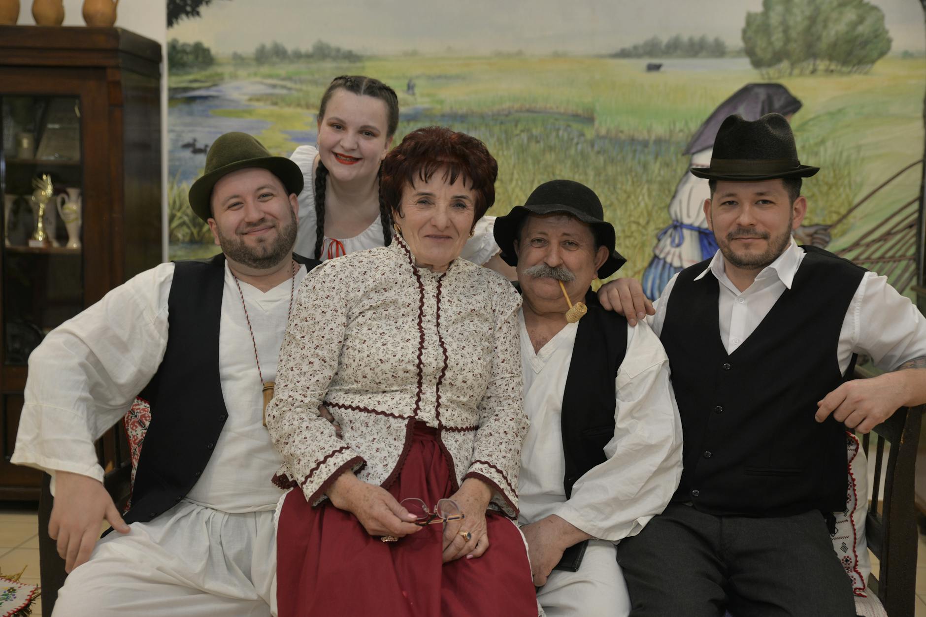 Widok na historyczne centrum Białogardu z ratuszem i fragmentem murów obronnych