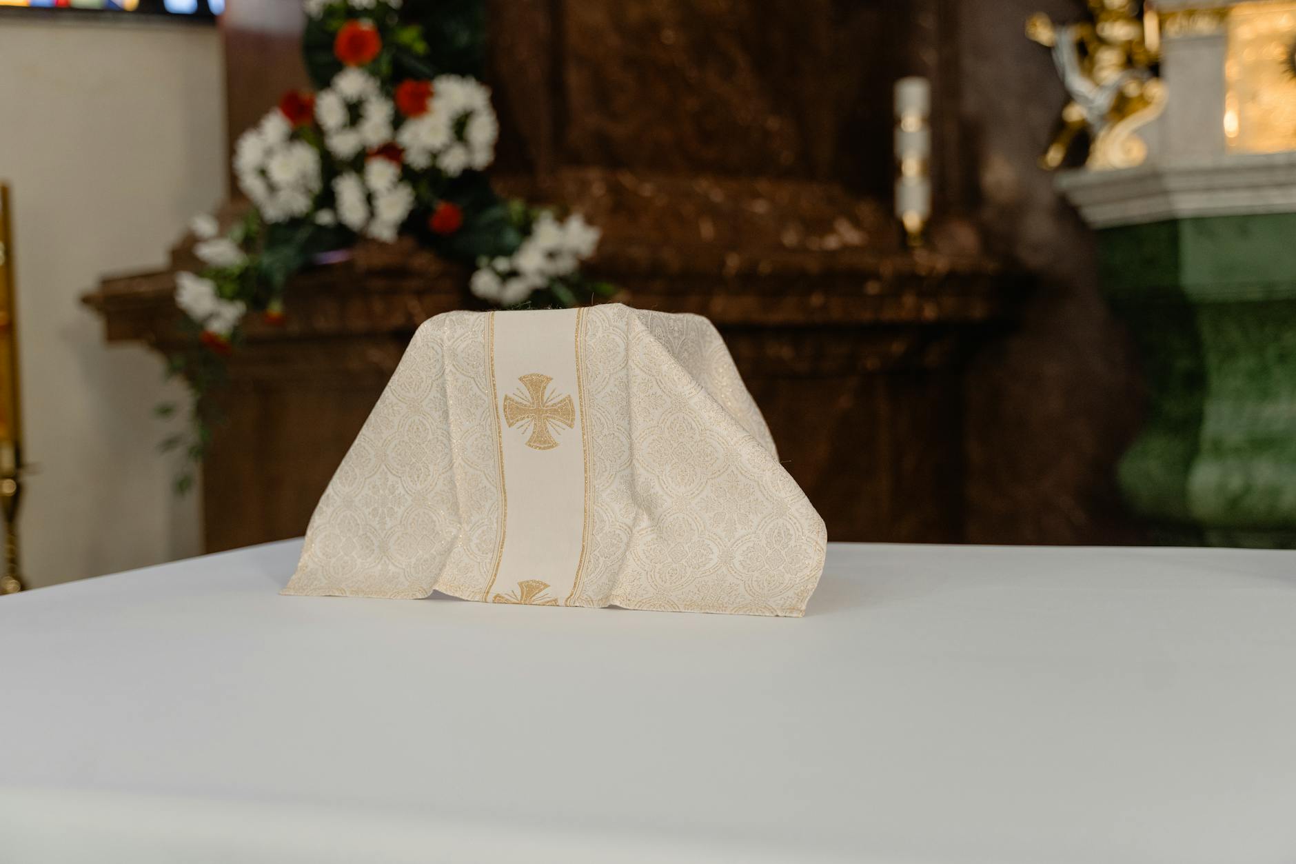 Ilustracja symbolizująca terminowe złożenie PIT w Białogardzie, z zegarem i dokumentami.