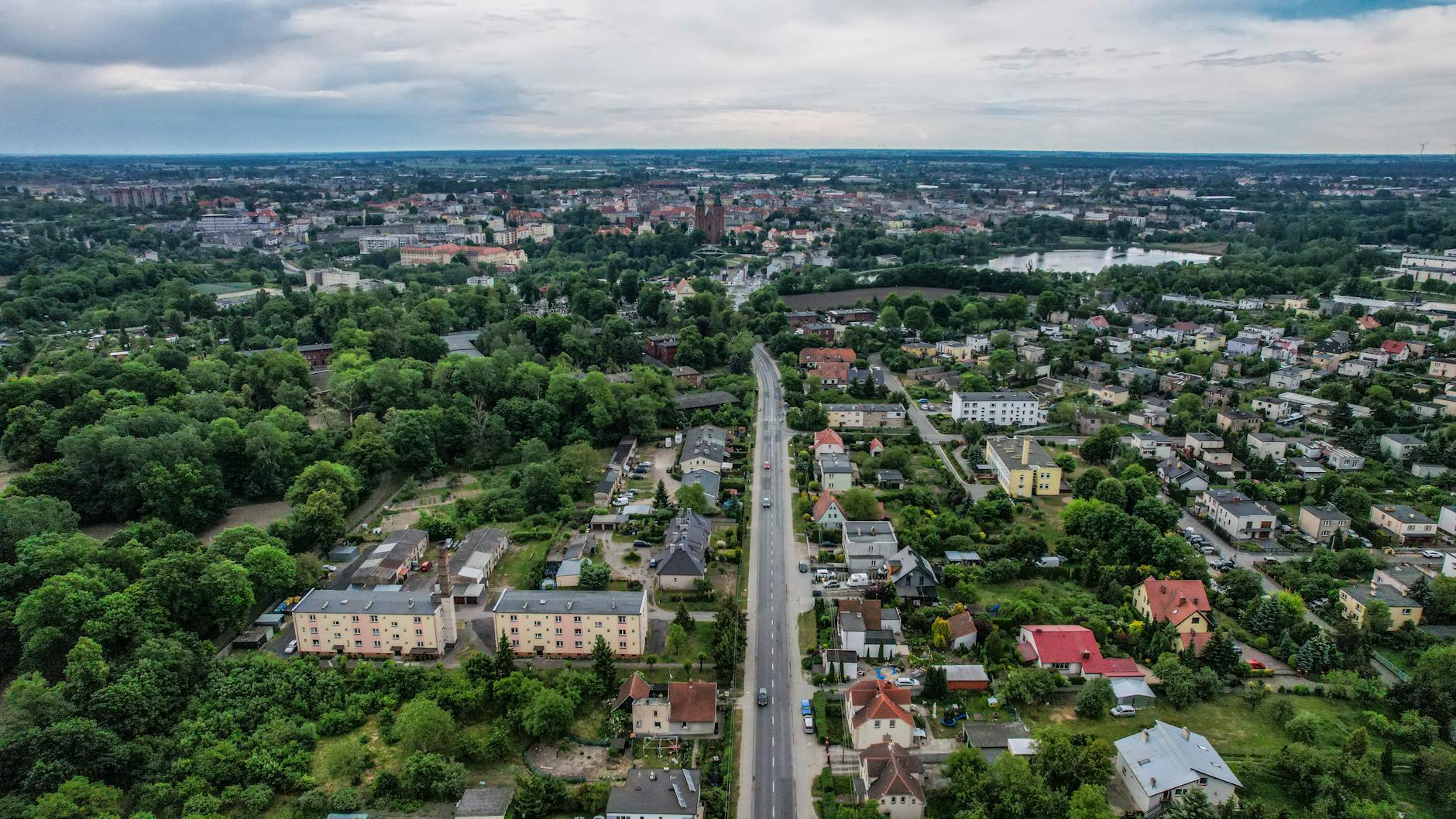 Panorama miasta Białogard z widokiem na rzekę i zabytkowe budynki