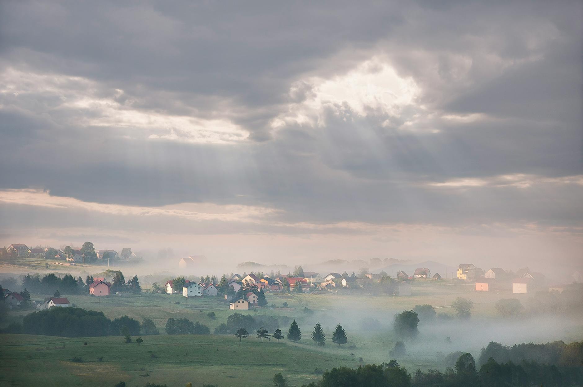 Panorama Białogardu z widoczną historyczną wieżą i rzeką Parsętą